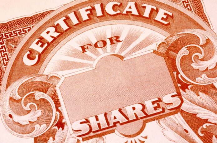 Un certificado de acciones en papel en blanco para acciones de una empresa que cotiza en bolsa.